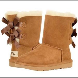 Size 8 women’s bailey bow chestnut UGG boots